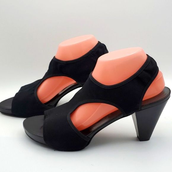 Stuart Weitzman T-Strap Sandals.  SIZE 10.  S857 - Picture 3 of 8